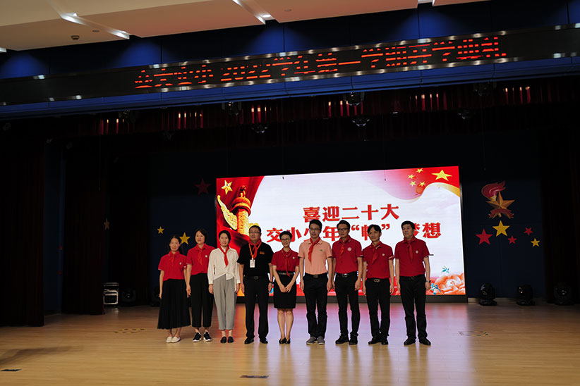 開學(xué)有(you)“新(xin)禮”，飒智智能(néng)消殺機(jī)器(qi)人(ren)智慧護航新(xin)學(xué)期