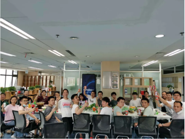 智能(néng)巡遊機(jī)器(qi)人(ren)上崗“陪讀”，測(ce)溫消毒做學(xué)子(zi)的(de)貼身“保镖”(圖4)