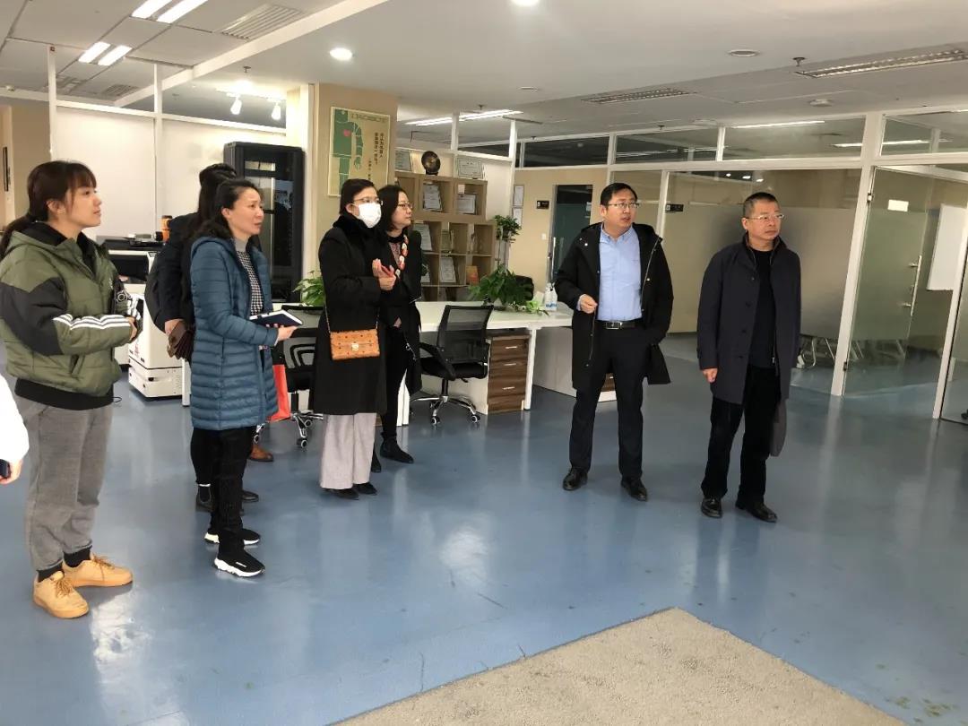 市(shi)教委(wei)學(xué)生(sheng)事務(wu)中(zhong)心、成(cheng)才(cai)與就業(ye)編輯部(bu)、上海市(shi)創業(ye)基金會（EFG）、覺群文(wén)教基金會領(ling)導(dao)莅臨飒智指導(dao)(圖2)